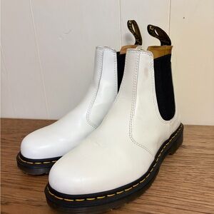 Dr. Martens 2976 Yellow Stitch Smooth Leather chunkyChelsea Boots in White 9M/8W